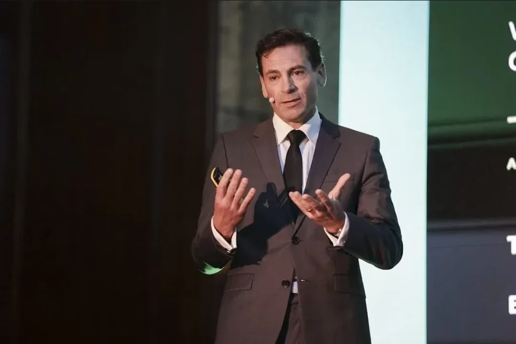 Andrés von Fellenberg van der Molen giving a talk.